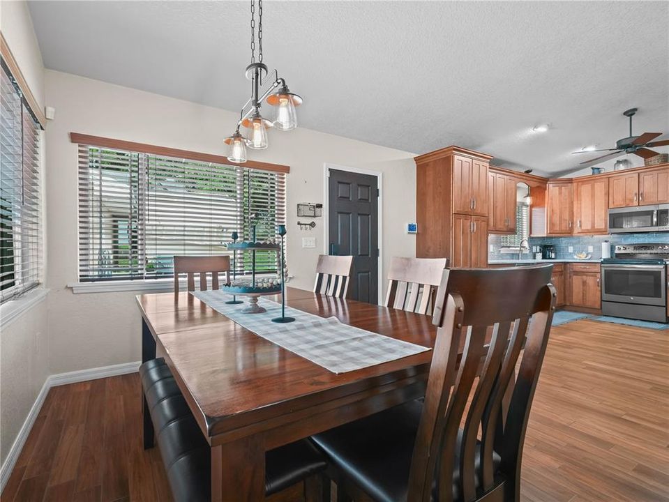 На продажу: $734,900 (3 спален, 2 ванн, 1417 Квадратных фут)