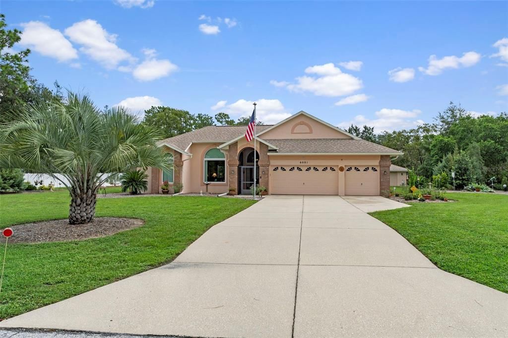 For Sale: $549,900 (3 beds, 3 baths, 1943 Square Feet)