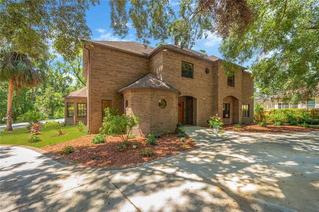 Под контрактом: $850,000 (4 спален, 3 ванн, 4819 Квадратных фут)