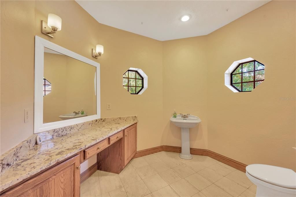 Под контрактом: $850,000 (4 спален, 3 ванн, 4819 Квадратных фут)