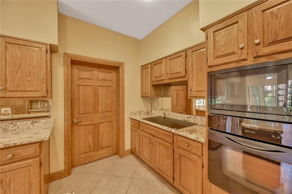 Под контрактом: $850,000 (4 спален, 3 ванн, 4819 Квадратных фут)