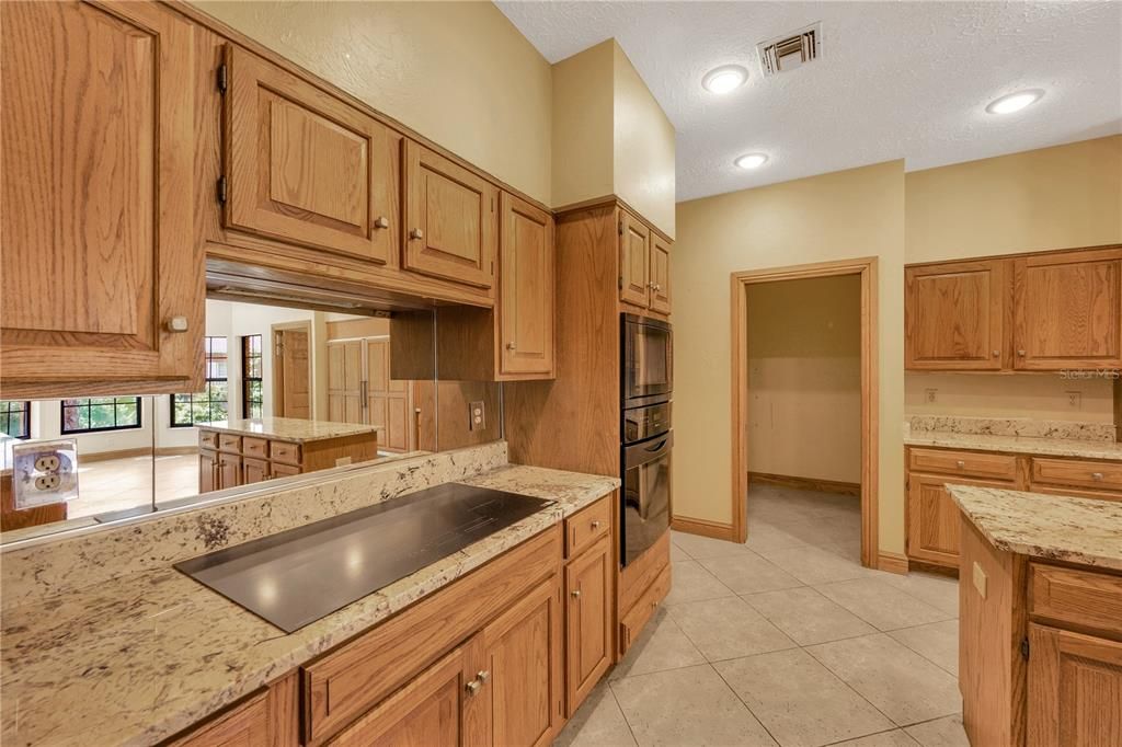 Под контрактом: $850,000 (4 спален, 3 ванн, 4819 Квадратных фут)