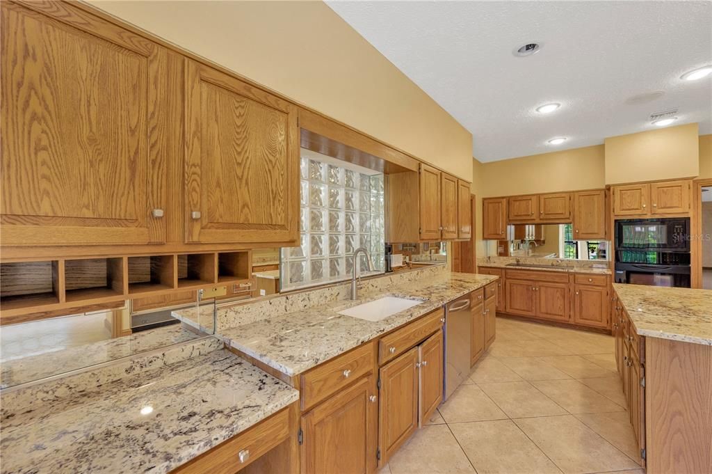 Под контрактом: $850,000 (4 спален, 3 ванн, 4819 Квадратных фут)