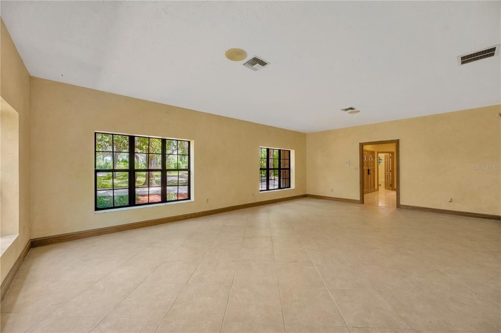 Под контрактом: $850,000 (4 спален, 3 ванн, 4819 Квадратных фут)