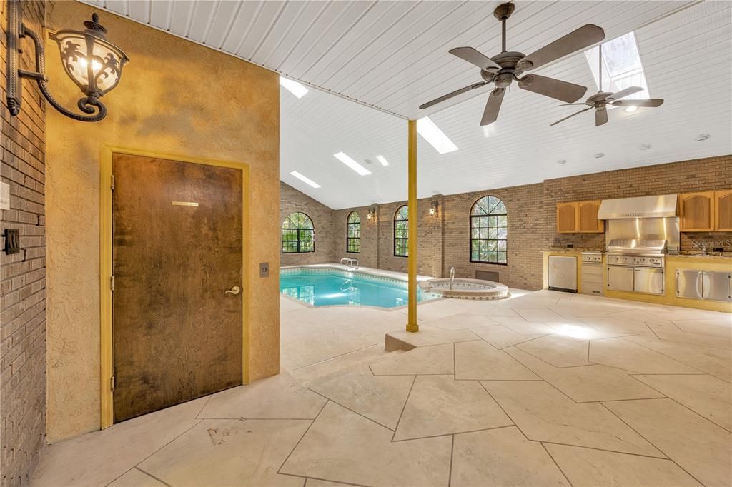 Под контрактом: $850,000 (4 спален, 3 ванн, 4819 Квадратных фут)