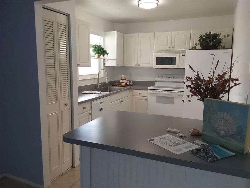 Active With Contract: $119,500 (1 beds, 1 baths, 840 Square Feet)