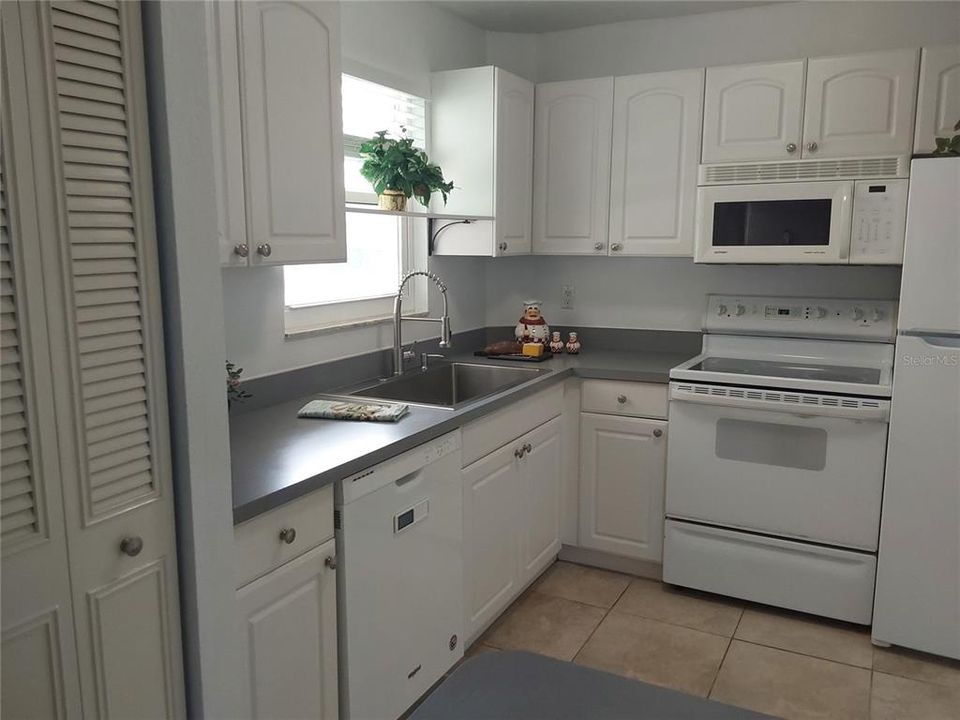 Active With Contract: $119,500 (1 beds, 1 baths, 840 Square Feet)