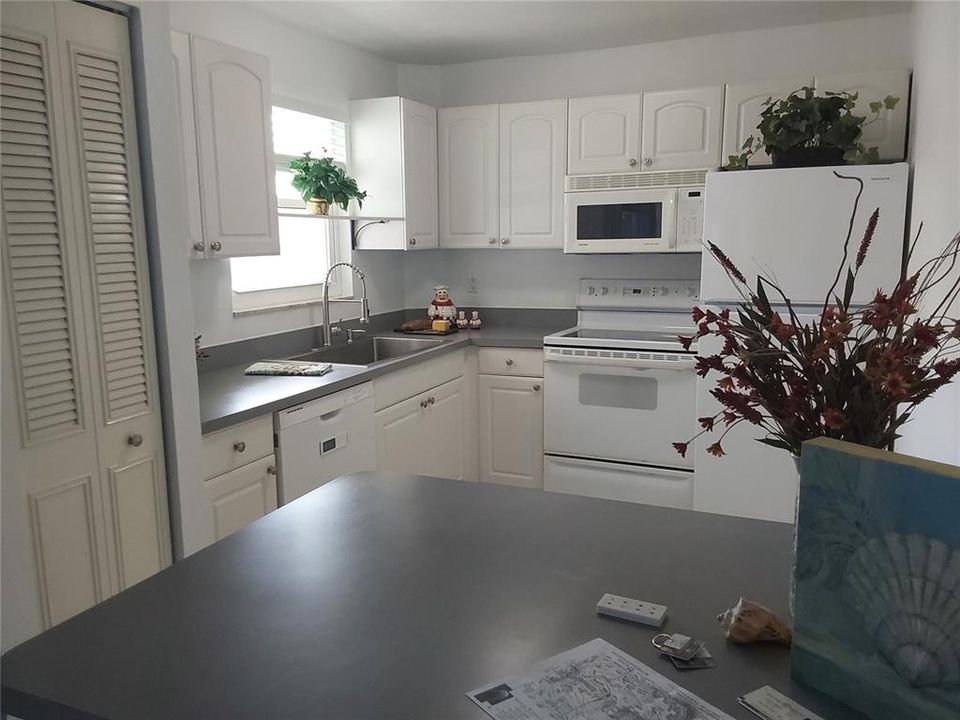 Active With Contract: $119,500 (1 beds, 1 baths, 840 Square Feet)