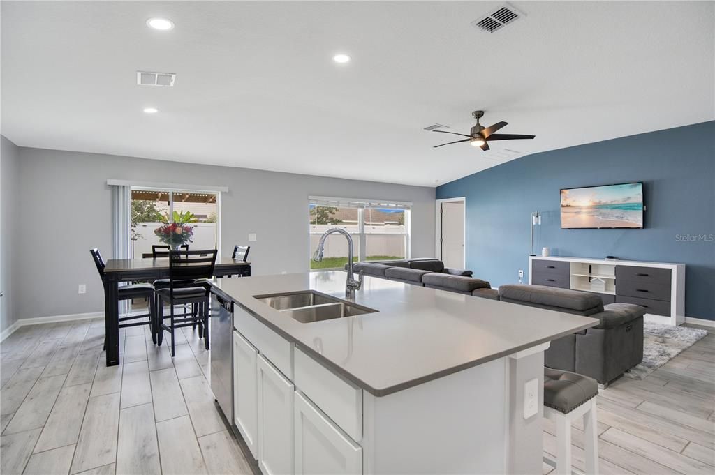 En Venta: $364,900 (4 camas, 2 baños, 1950 Pies cuadrados)