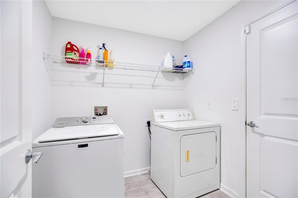 En Venta: $364,900 (4 camas, 2 baños, 1950 Pies cuadrados)