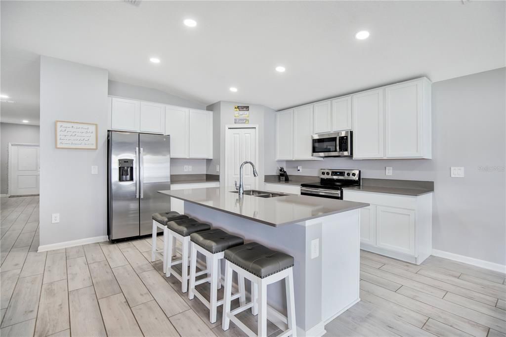 En Venta: $364,900 (4 camas, 2 baños, 1950 Pies cuadrados)