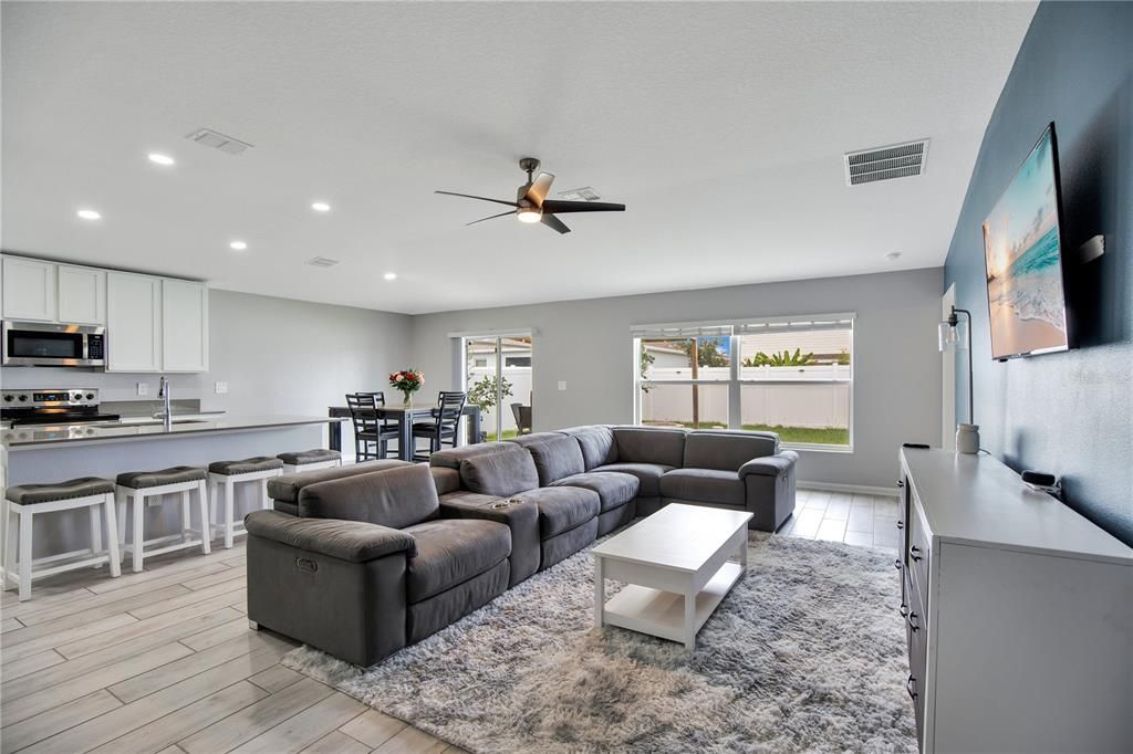 En Venta: $364,900 (4 camas, 2 baños, 1950 Pies cuadrados)