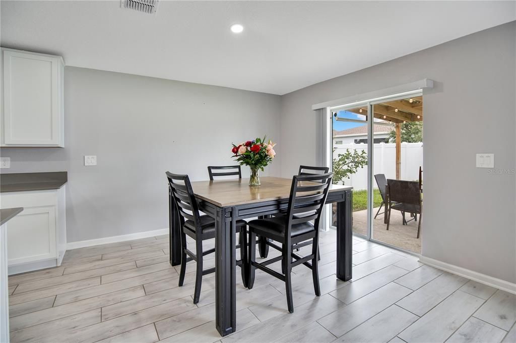 En Venta: $364,900 (4 camas, 2 baños, 1950 Pies cuadrados)