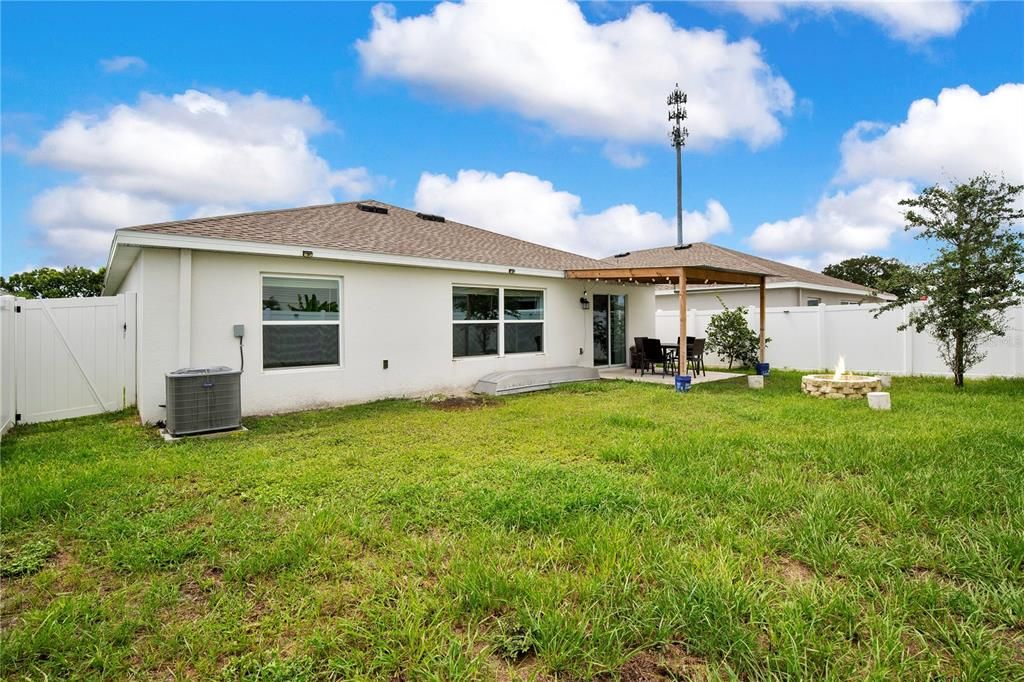 En Venta: $364,900 (4 camas, 2 baños, 1950 Pies cuadrados)