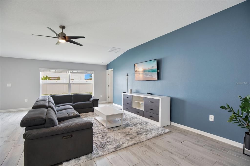 En Venta: $364,900 (4 camas, 2 baños, 1950 Pies cuadrados)