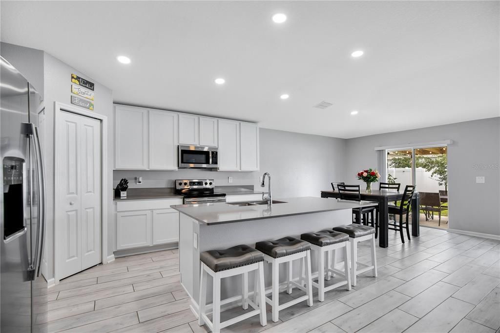 En Venta: $364,900 (4 camas, 2 baños, 1950 Pies cuadrados)