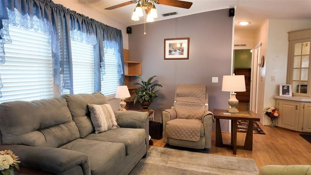 На продажу: $141,900 (1 спален, 1 ванн, 678 Квадратных фут)