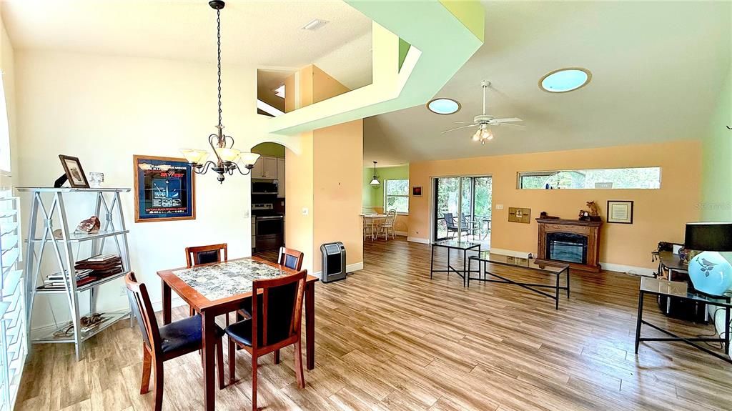 Activo con contrato: $309,000 (3 camas, 2 baños, 1807 Pies cuadrados)