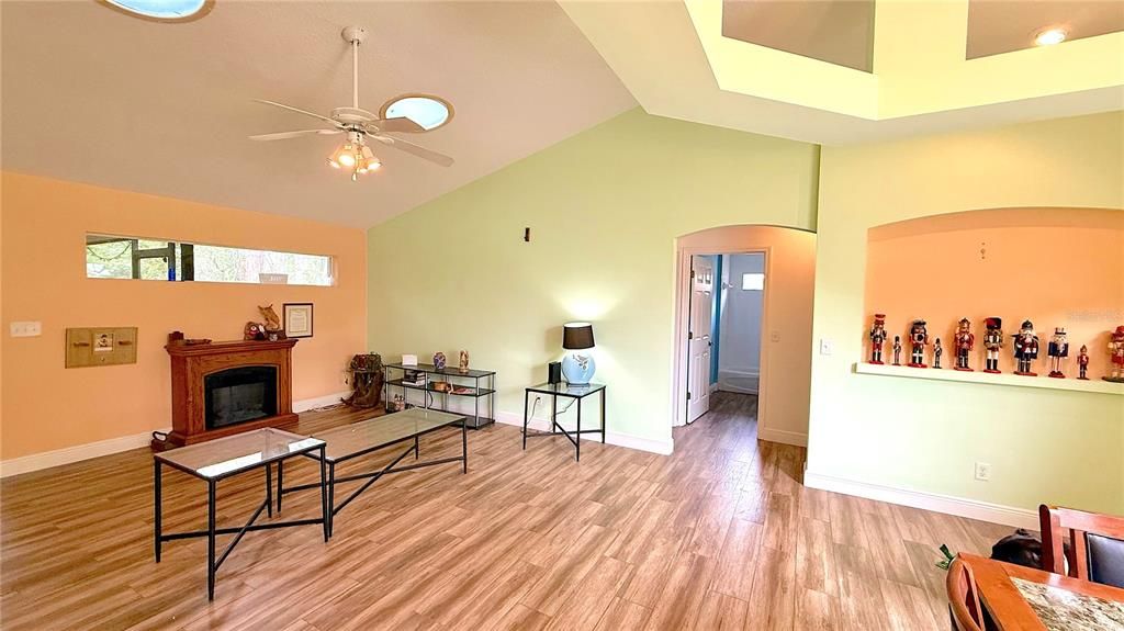 Activo con contrato: $309,000 (3 camas, 2 baños, 1807 Pies cuadrados)