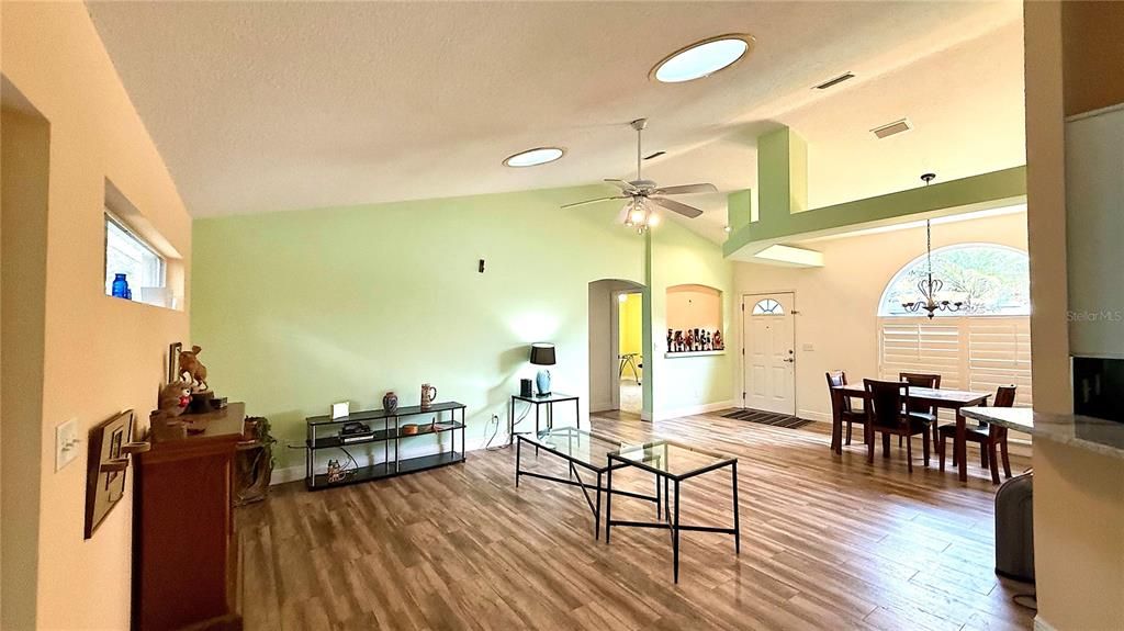 Activo con contrato: $309,000 (3 camas, 2 baños, 1807 Pies cuadrados)