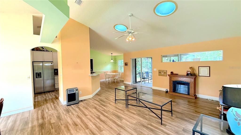 Activo con contrato: $309,000 (3 camas, 2 baños, 1807 Pies cuadrados)