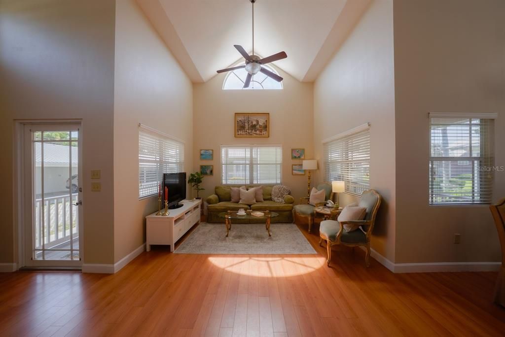 Под контрактом: $199,000 (1 спален, 2 ванн, 1090 Квадратных фут)