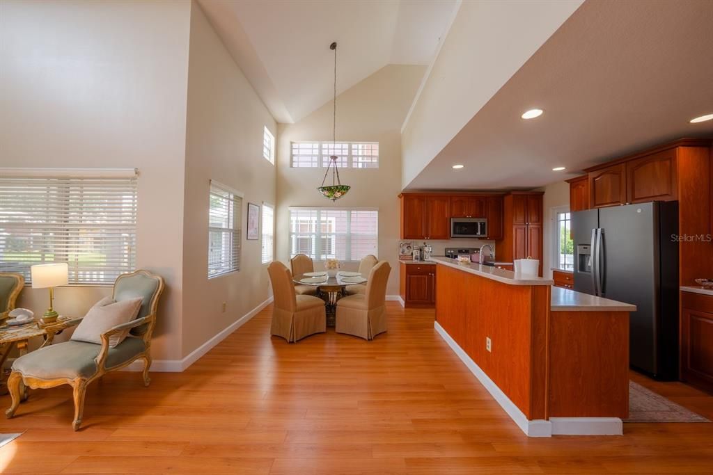 Под контрактом: $199,000 (1 спален, 2 ванн, 1090 Квадратных фут)