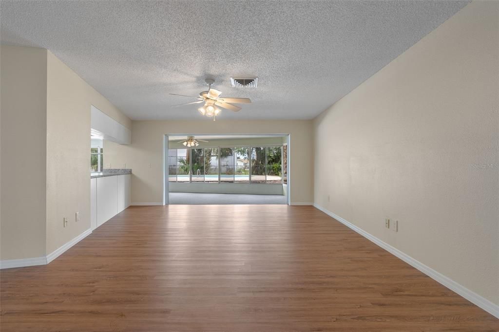 待售: $320,000 (3 贝兹, 2 浴室, 2045 平方英尺)