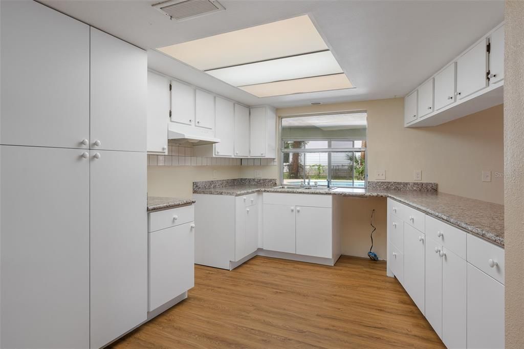 待售: $320,000 (3 贝兹, 2 浴室, 2045 平方英尺)