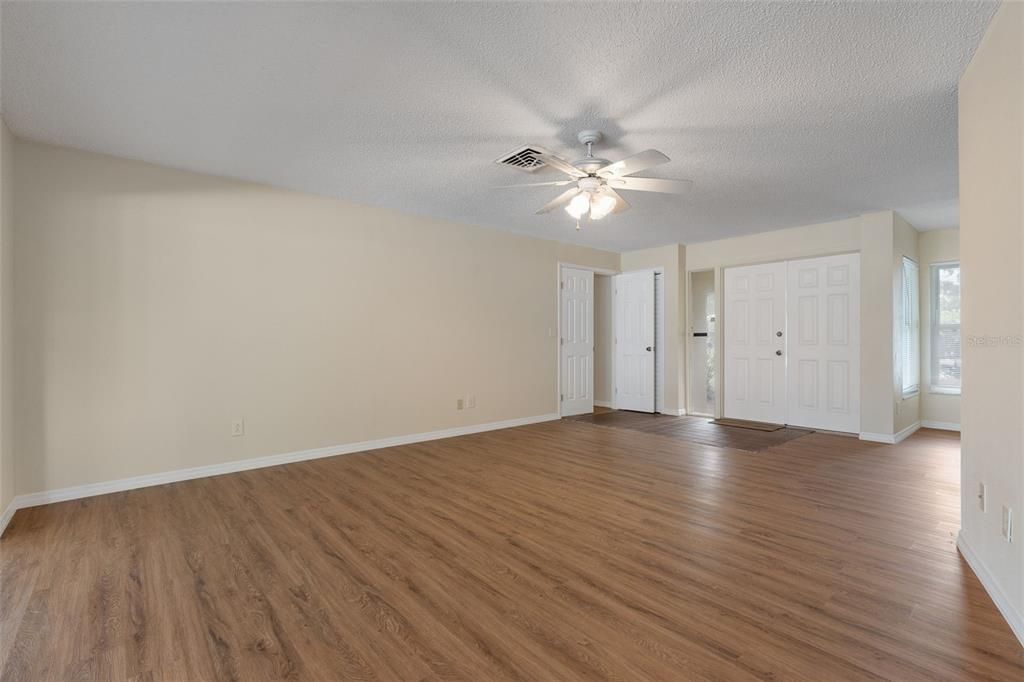 待售: $320,000 (3 贝兹, 2 浴室, 2045 平方英尺)