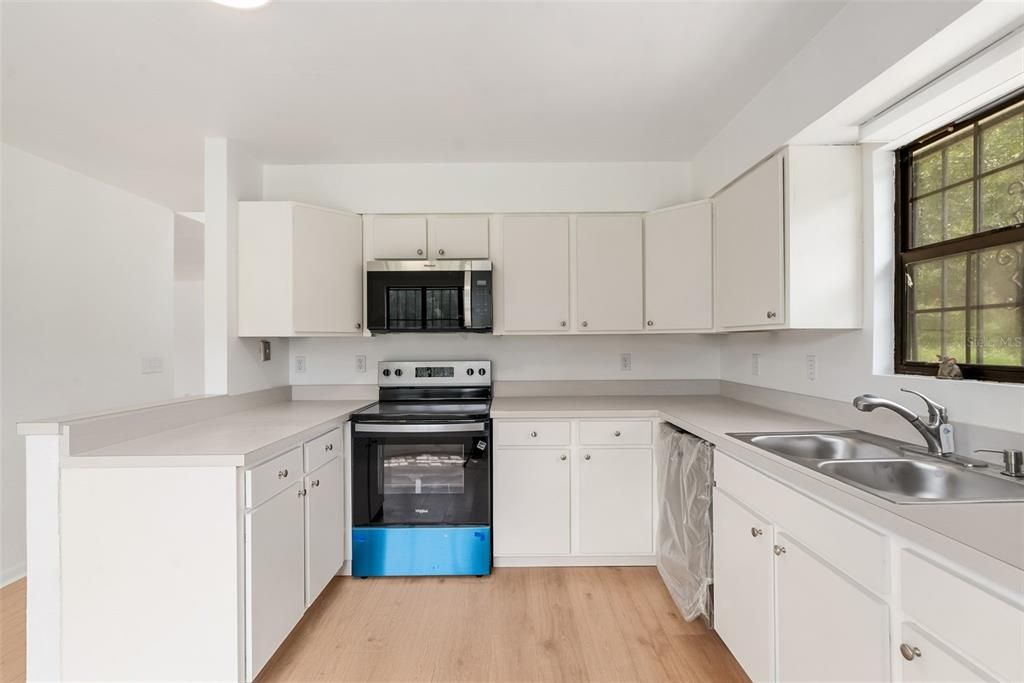 For Sale: $375,000 (3 beds, 2 baths, 2105 Square Feet)