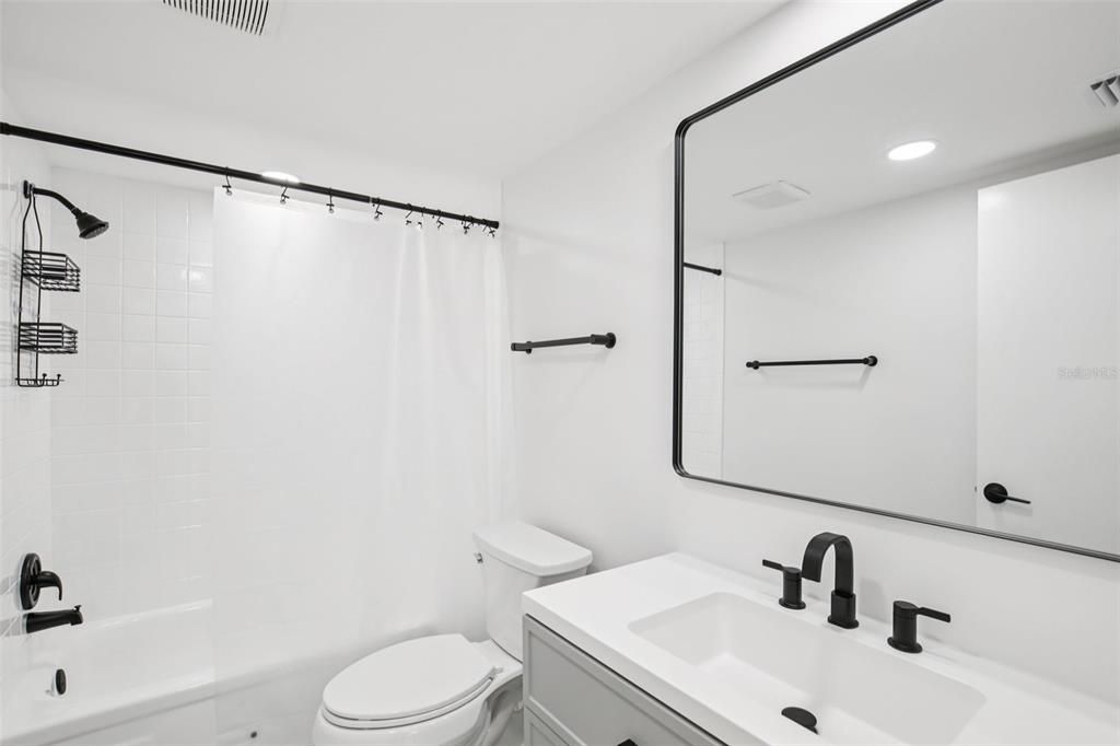 合同活跃: $209,000 (2 贝兹, 2 浴室, 1176 平方英尺)