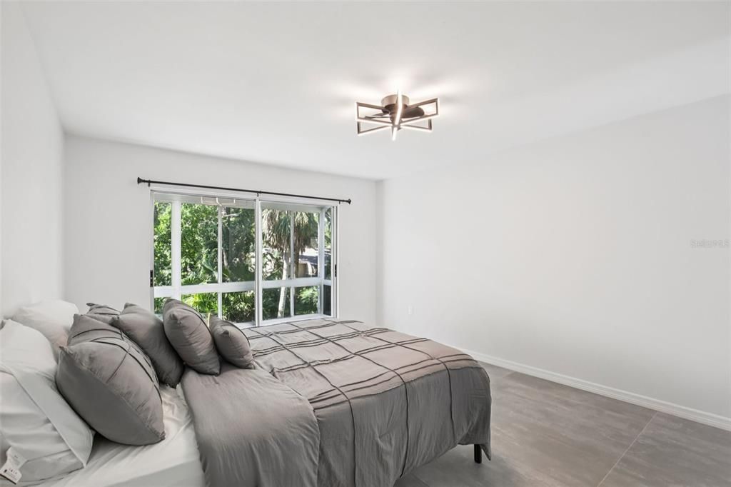 合同活跃: $209,000 (2 贝兹, 2 浴室, 1176 平方英尺)