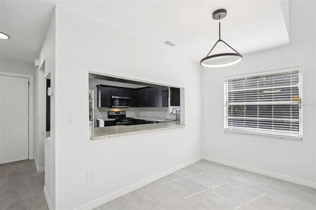 合同活跃: $209,000 (2 贝兹, 2 浴室, 1176 平方英尺)