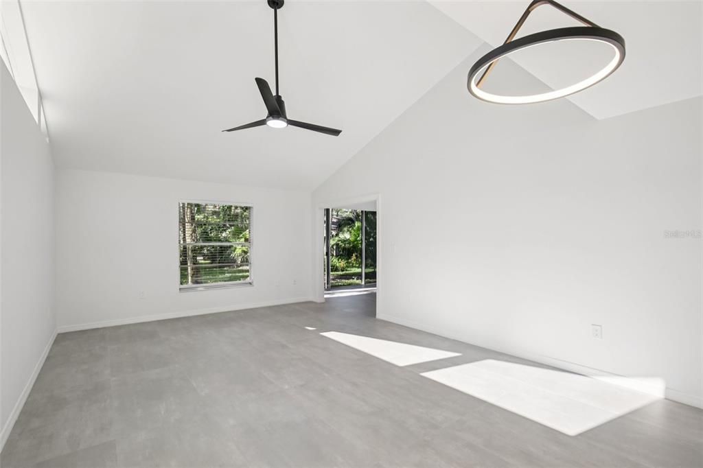 合同活跃: $209,000 (2 贝兹, 2 浴室, 1176 平方英尺)