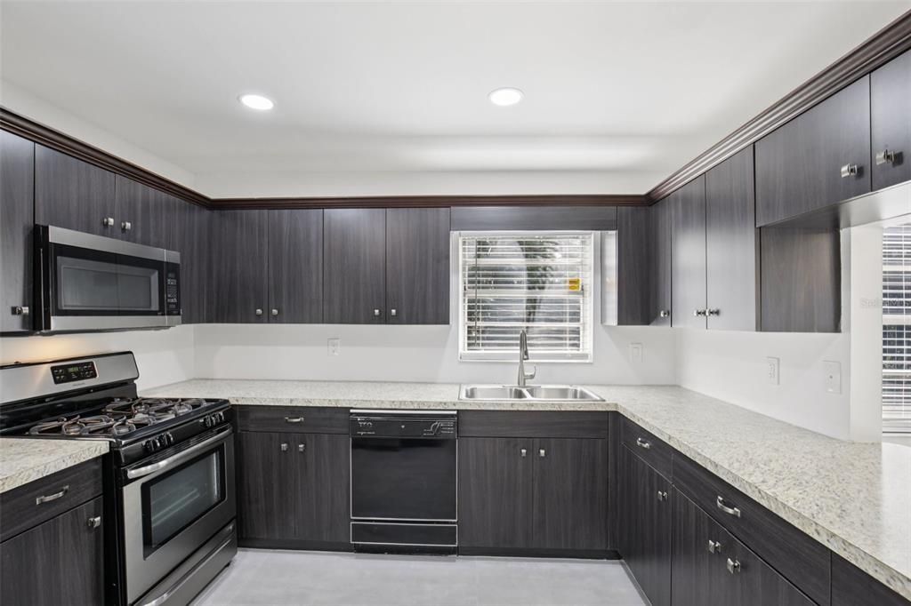 合同活跃: $209,000 (2 贝兹, 2 浴室, 1176 平方英尺)