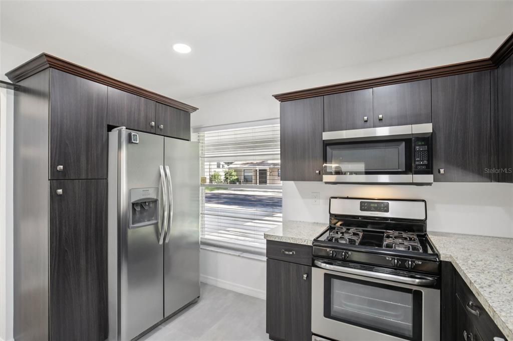 合同活跃: $209,000 (2 贝兹, 2 浴室, 1176 平方英尺)