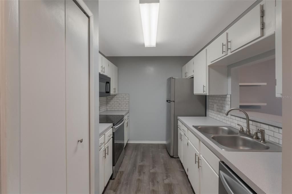 Active With Contract: $2,000 (3 beds, 2 baths, 1460 Square Feet)