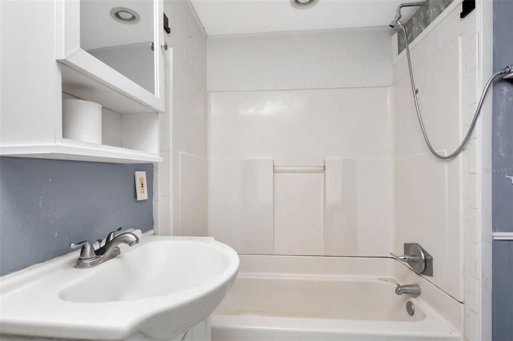 Activo con contrato: $229,000 (3 camas, 1 baños, 1440 Pies cuadrados)