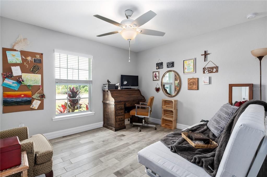 合同活跃: $1,700 (3 贝兹, 2 浴室, 1640 平方英尺)