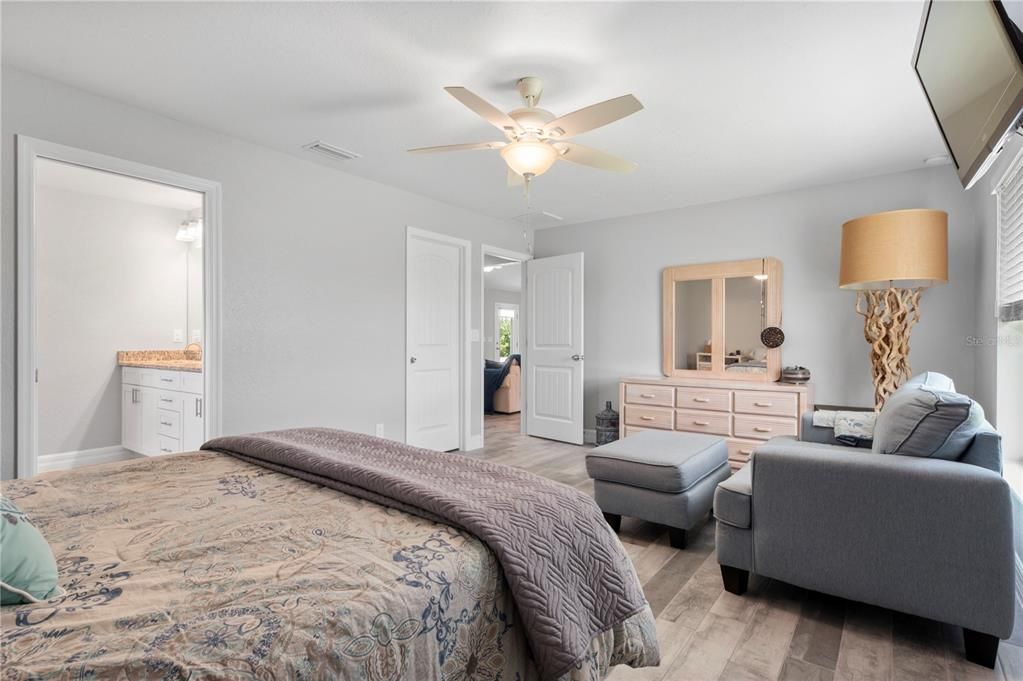 合同活跃: $1,700 (3 贝兹, 2 浴室, 1640 平方英尺)