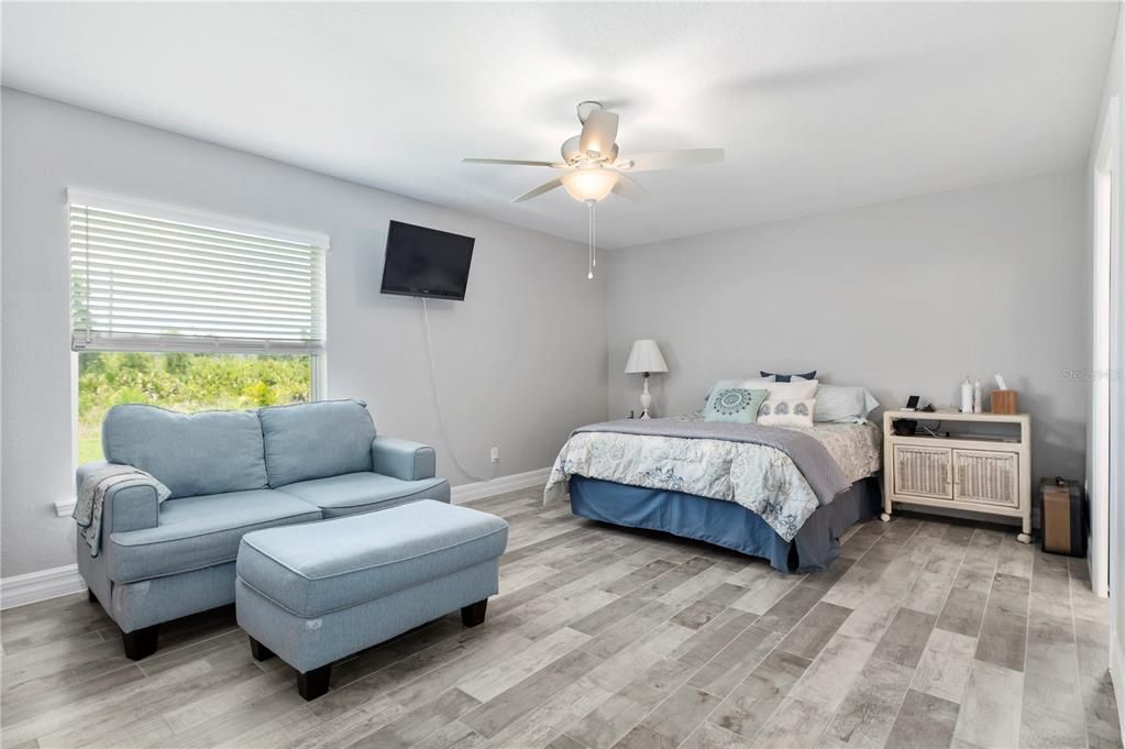 合同活跃: $1,700 (3 贝兹, 2 浴室, 1640 平方英尺)