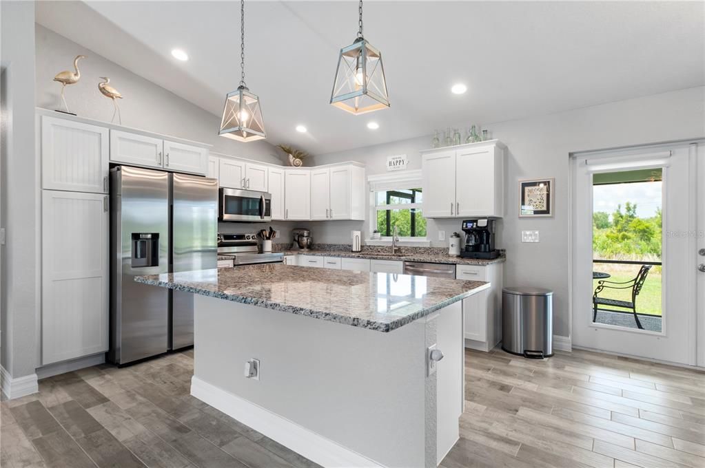 合同活跃: $1,700 (3 贝兹, 2 浴室, 1640 平方英尺)