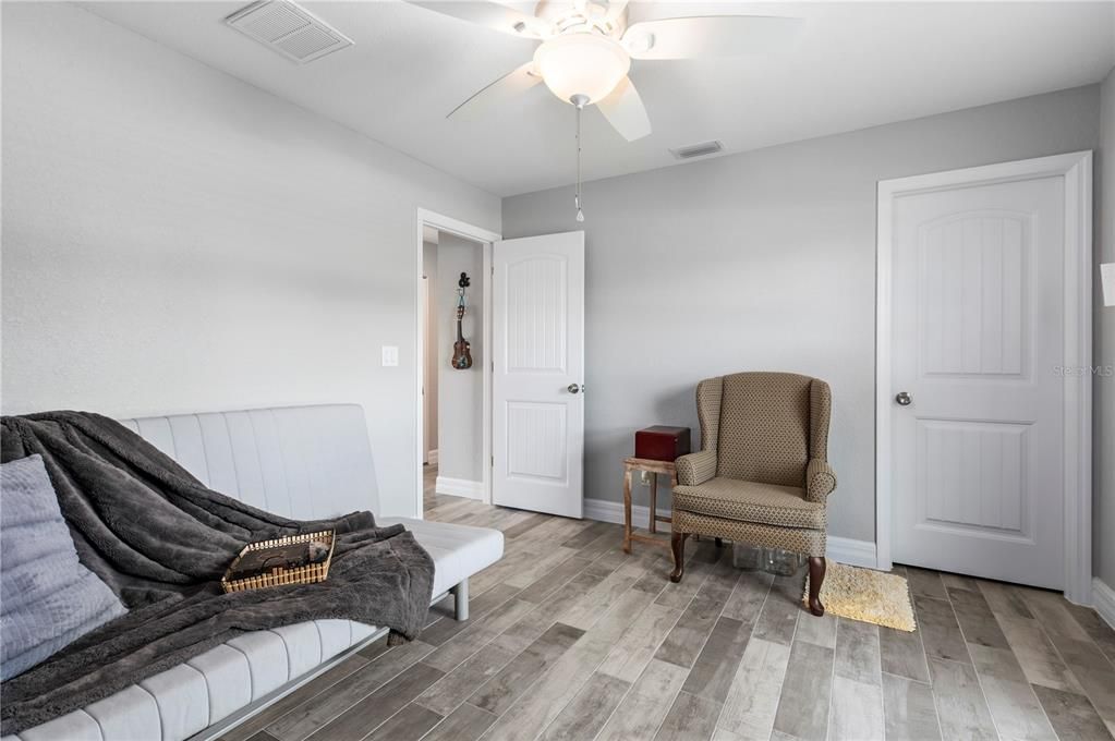 合同活跃: $1,700 (3 贝兹, 2 浴室, 1640 平方英尺)