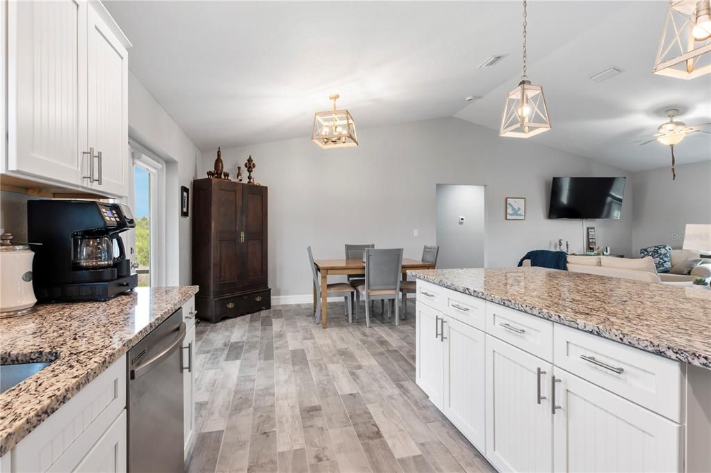 合同活跃: $1,700 (3 贝兹, 2 浴室, 1640 平方英尺)