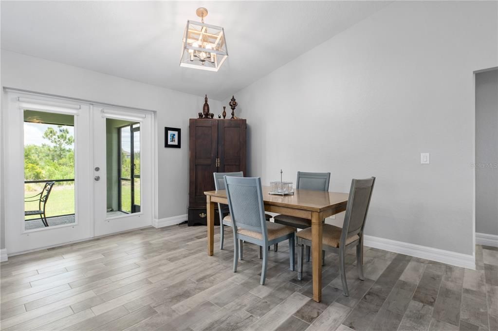 合同活跃: $1,700 (3 贝兹, 2 浴室, 1640 平方英尺)