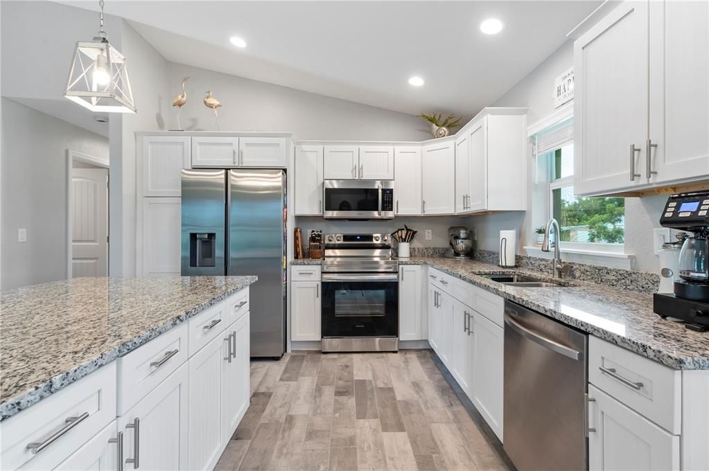 合同活跃: $1,700 (3 贝兹, 2 浴室, 1640 平方英尺)