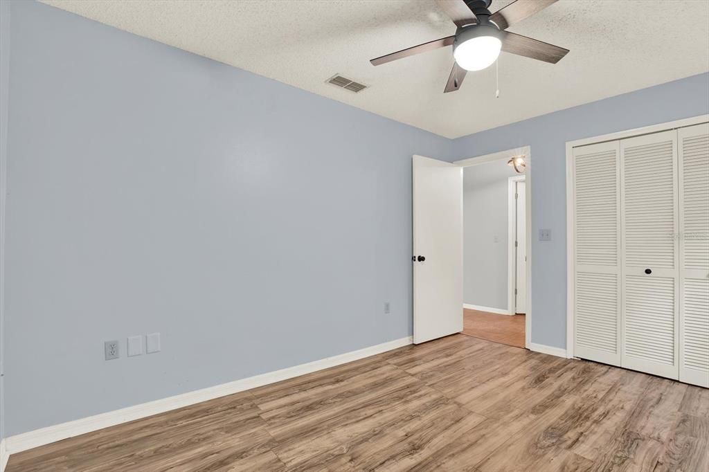 Activo con contrato: $435,000 (4 camas, 2 baños, 2094 Pies cuadrados)