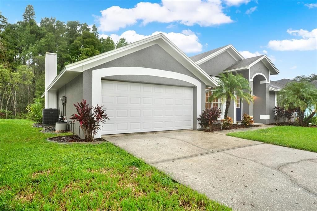 Activo con contrato: $435,000 (4 camas, 2 baños, 2094 Pies cuadrados)