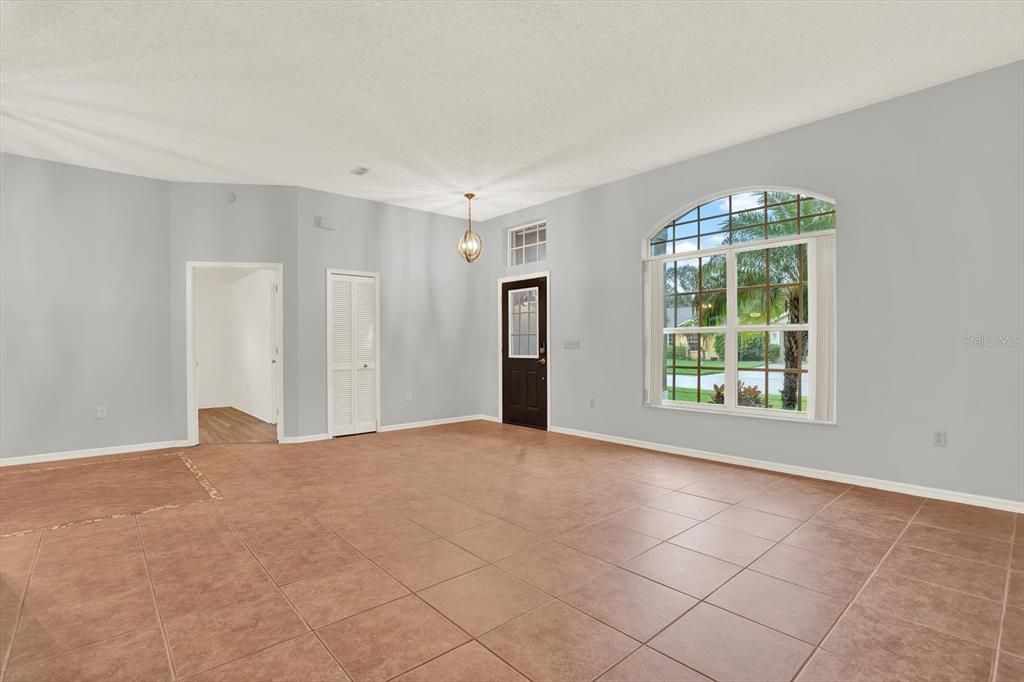 Activo con contrato: $435,000 (4 camas, 2 baños, 2094 Pies cuadrados)